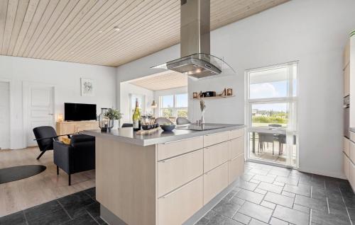 kuhinja, Lovely Home In Tarm With Wifi in Hemmet