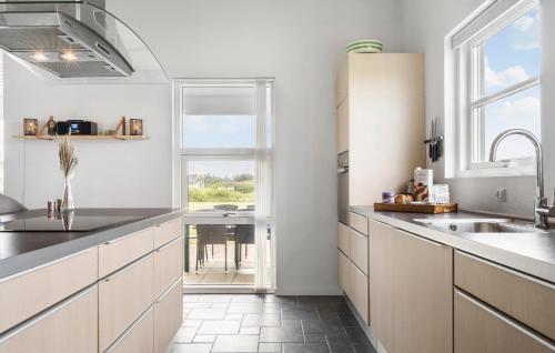 kuhinja, Lovely Home In Tarm With Wifi in Hemmet