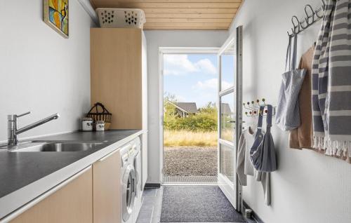 kuhinja, Lovely Home In Tarm With Wifi in Hemmet