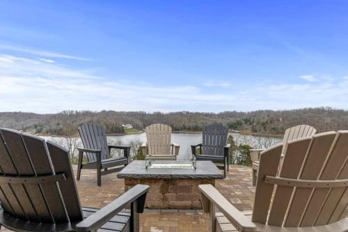 Lake Mansion On The Hill wPanoramic Views & Dock in Lynchburg, USA