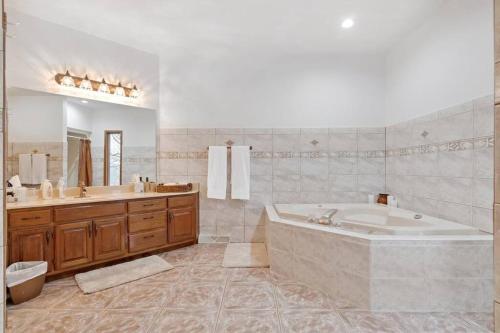 Lake Mansion On The Hill wPanoramic Views & Dock