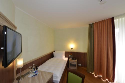 Rheinhotel LARUS - Tap to explore photos