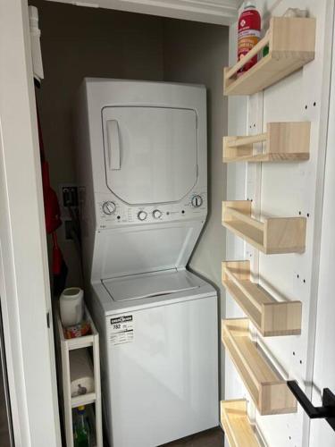 Executive 1 Bedroom Lakeview Retreat in Shawnigan Lake (BC)