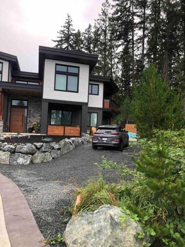 Executive 1 Bedroom Lakeview Retreat in Shawnigan Lake, Canada
