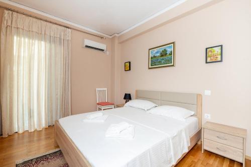 Charming & Authentic Gem - Walk to Port & Shops!, Patras (foto 10)