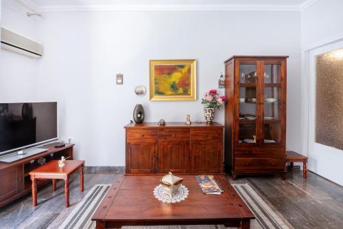 Charming & Authentic Gem - Walk to Port & Shops!, Patras (foto 2)
