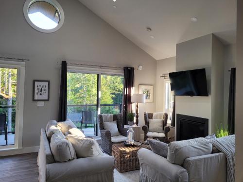 ห้องส่วนกลางสำหรับนั่งเล่น/ดูทีวี, Wild Coast Wilderness Resort in พอร์ต เรนฟริว