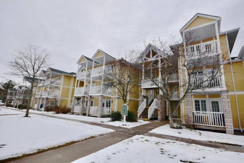 Stunning Condo with Access to Pool in Oro-Medonte (ON)