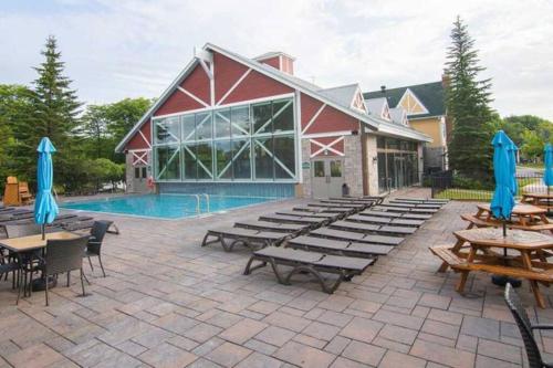 Stunning Condo with Access to Pool in Oro-Medonte (ON)
