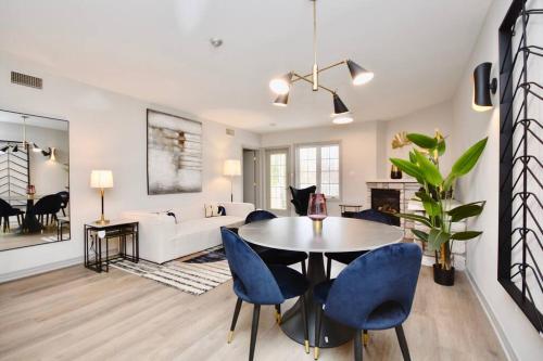Stunning Condo with Access to Pool in Oro-Medonte (ON)