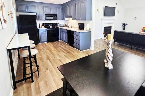 King Suite BBQ Grill Near RAFB 4 TVS Workspace in Warner Robins, USA