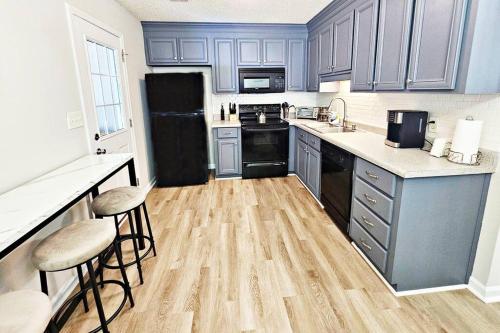 King Suite BBQ Grill Near RAFB 4 TVS Workspace in Warner Robins, USA