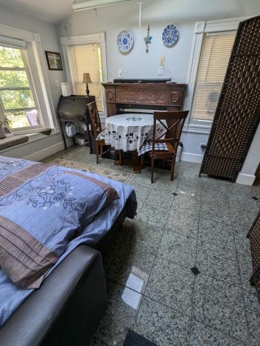 Large Suite w/ Private Bathgreat location - main image