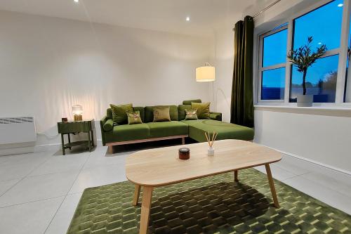 Luxury Four Bedroom Apartment With Parking - Tap to explore photos