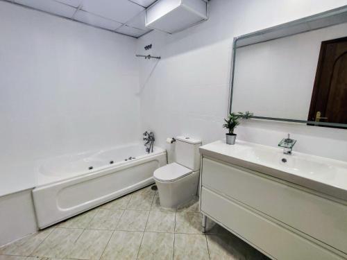 淋浴間, Preciosa villa para grupos grandes con piscina y BBQ in 巴爾莫哈多