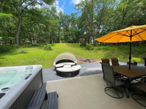 Cheerful Large 5 Bdr & Loft - Hot Tub Private in Albrightsville, USA