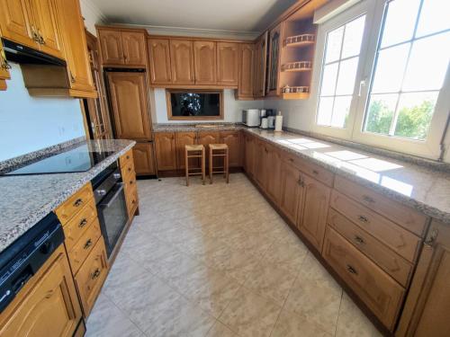 Preciosa villa para grupos grandes con piscina y BBQ in 巴爾莫哈多