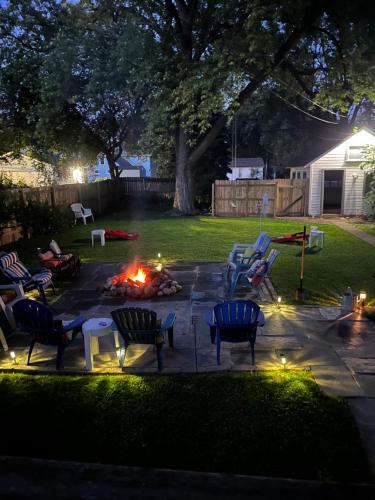 515Escape, Private backyard, firepit, bbq, decks, fun! in Lake Geneva, USA
