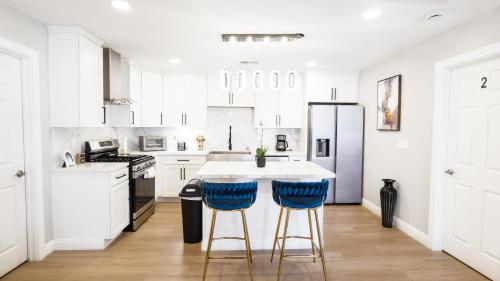 Xlnc Home Lemon Groove 20 min to beach airport in Lemon Grove, USA