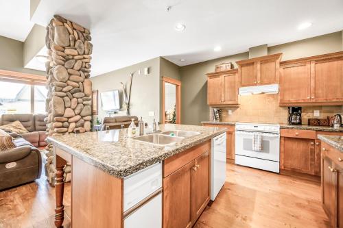 Treetops Ski Luxury Townhouse in Big White, Canada
