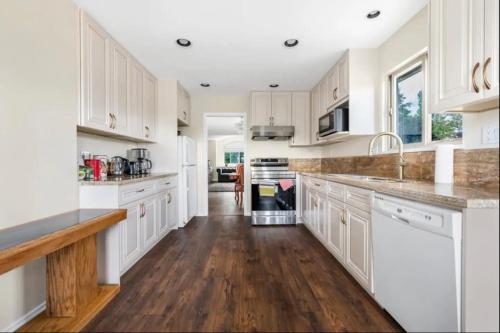Share Home Luxury 4-BD with 2 Private Bathrooms in Pitt Meadows, Canada