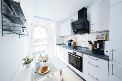 Cocina, BellaBene modernes Studioapartment in zentraler Lage mit Balkon, Arbeitsplatz, Parkplatz in Pforzheim