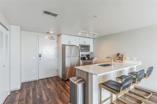 Stylish 3BR Urban Retreat with Downtown Views and Pool in Iowa City, USA