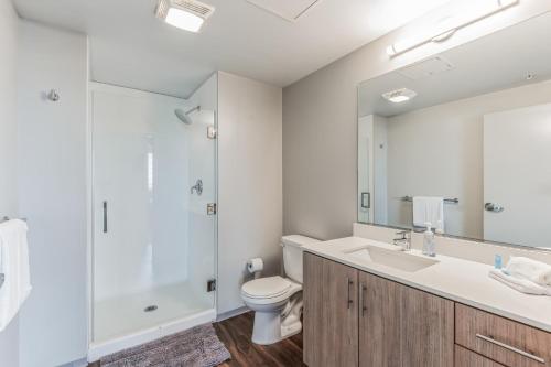 Stylish 3BR Urban Retreat with Downtown Views and Pool in Iowa City, USA