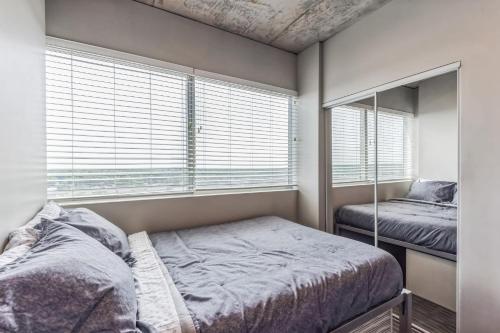 Stylish 3BR Urban Retreat with Downtown Views and Pool in Iowa City, USA
