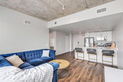 Stylish 3BR Urban Retreat with Downtown Views and Pool in Iowa City, USA