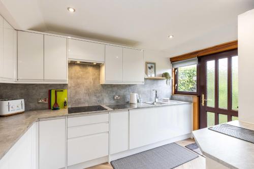 Зручності, 20 mins to Edinburgh 3 bedroom detached family house Wi-Fi Parking in Інверкейсінг