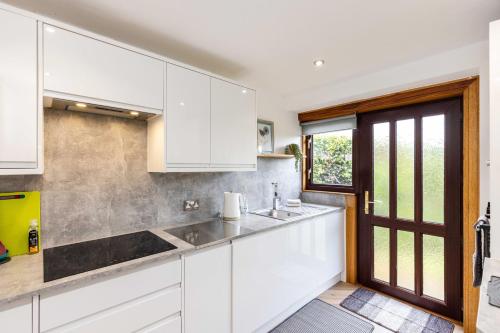 кухня, 20 mins to Edinburgh 3 bedroom detached family house Wi-Fi Parking in Інверкейсінг