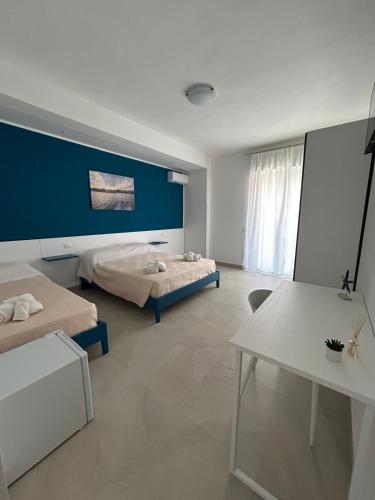 1 queen bed, 1 twin bed