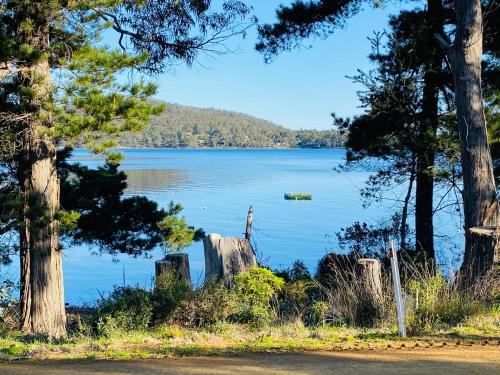 Fully fenced, wrap around decks, water on 3 sides