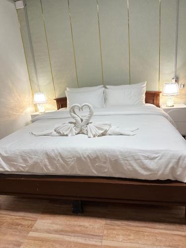 1 king bed, 1 double bed