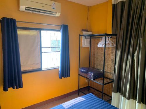 Private room with AC and fan, near Rajapruek Park near Wat Phra That Doi Kham
