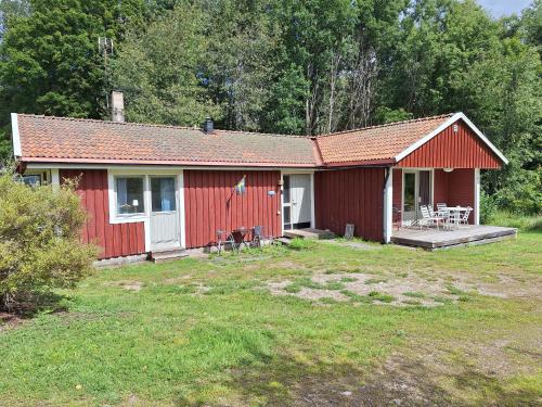 Hus på landet nära sjö
