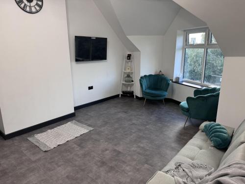 City Apartment Sleeps 5 with Parking — other in 557 Chester Road, Manchester United Kingdom, M16 0QW