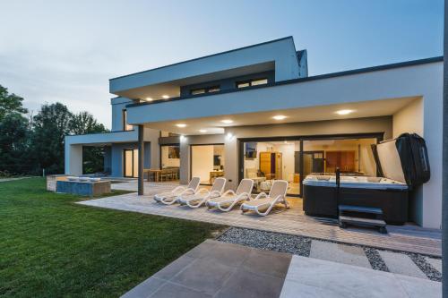 HIRUNDO- villa with saunas and hot tub in Чатеж Об Саві