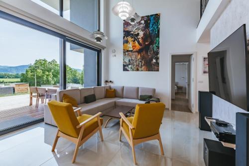 HIRUNDO- villa with saunas and hot tub in Чатеж Об Саві