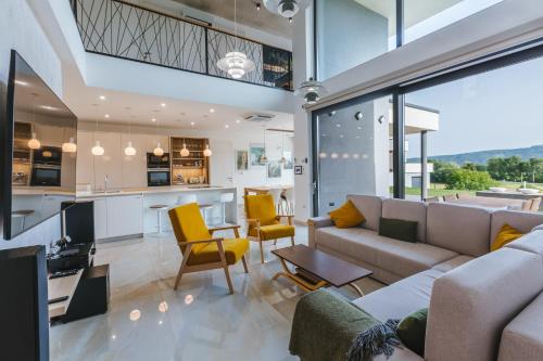 HIRUNDO- villa with saunas and hot tub in Чатеж Об Саві