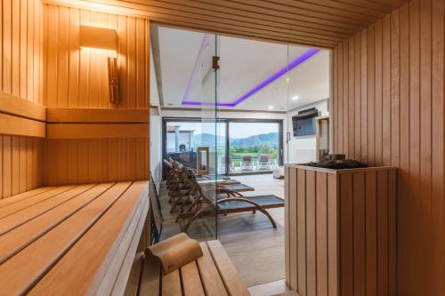 HIRUNDO- villa with saunas and hot tub in Чатеж Об Саві