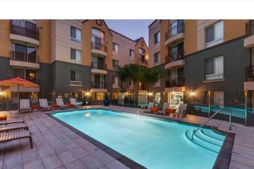 Lafortezza By Devecchio Stay 2BD 2BA Pool and Gym in Los Angeles, USA