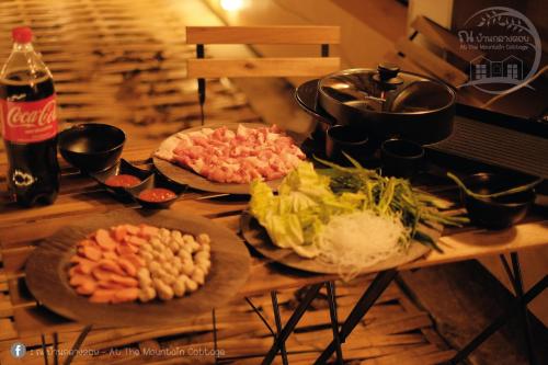 . At The Mountain Cottage, Tiny Home at Doichang with Hot tub Included Breakfast and Dinner