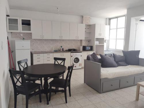 Dapur, Apartemen 60 m² dengan 1 kamar tidur dan 1 kamar mandi pribadi di Promenade Selatan (A 5 mn de la plage) in Netanya