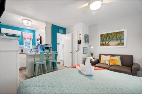 Tropic Terrace Suite #54 - Beachfront Resort in St Pete Beach, USA