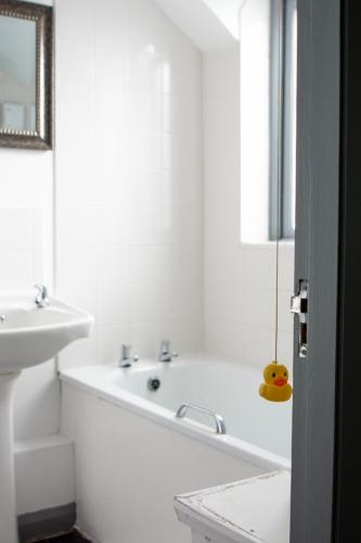 Well-equipped 4 Bedroom House close to City Centre, Лидс (фото 9)
