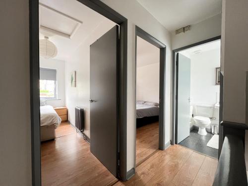 Well-equipped 4 Bedroom House close to City Centre, Лидс