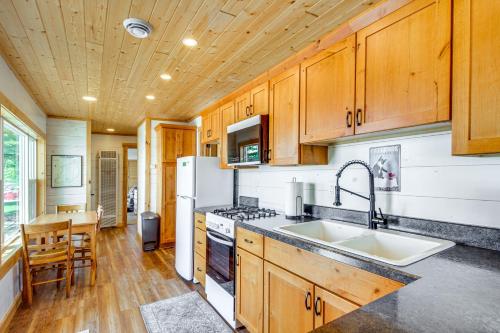 Lake Hubert Cabin with Private Deck and Boat Dock in Nisswa, USA