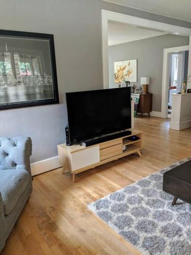 Modern 1920s Bungalow 5 mins from Lambeau Field! in Green Bay, USA